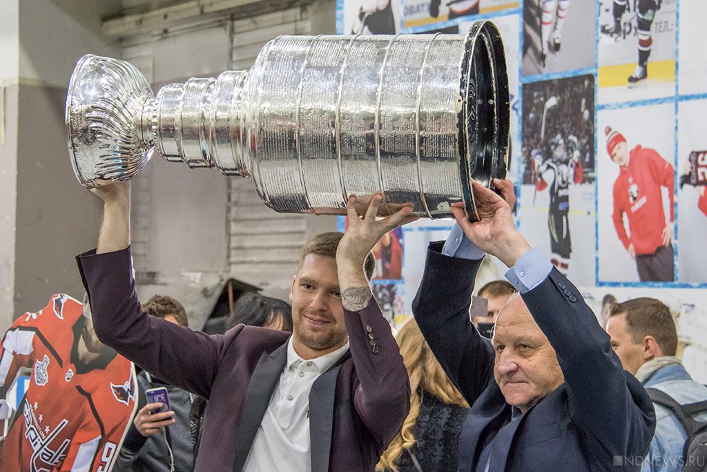 Челябинский хоккеист набил Кубок Стэнли пельменями: оценили не все