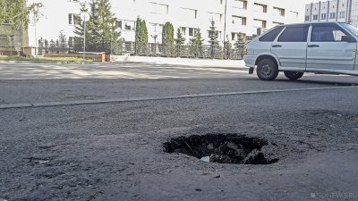 В Керчи проваливается дорога – власти не реагируют
