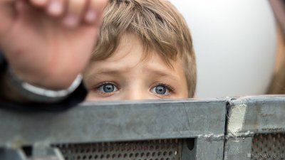 В Тюмени дети засняли извращенца возле школы