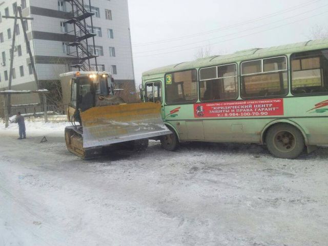 Новый Регион: В Якутске автобус столкнулся с бульдозером (ФОТО)