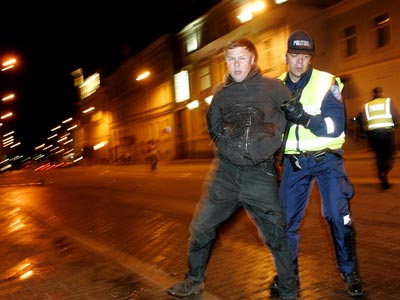 Новый Регион: В Таллине не утихает русский бунт: за ночь задержано 300 человек (ФОТО)