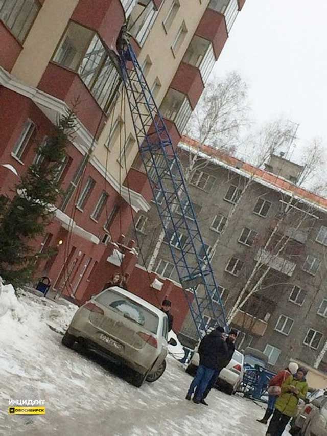 Новый Регион: В Новосибирске стрела крана рухнула на жилой дом (ФОТО)