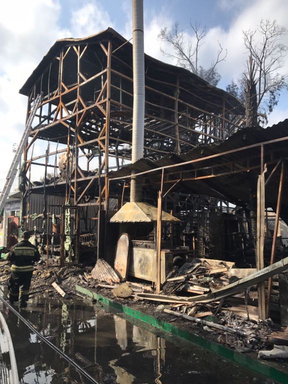 Новый День: Пожар в Сочи: в пластиковой трехэтажке сгорели заживо восемь человек