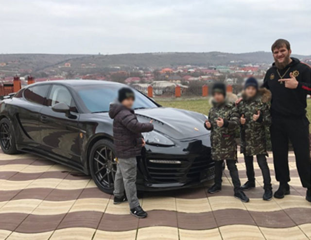 Новый День: Сыновья Кадырова подарили своему тренеру Porsche Panamera (ФОТО)