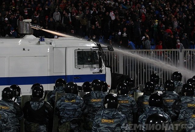 Новый Регион: На матче Шинник – Спартак произошло массовое побоище фанатов и ОМОНа (ФОТО, ВИДЕО)