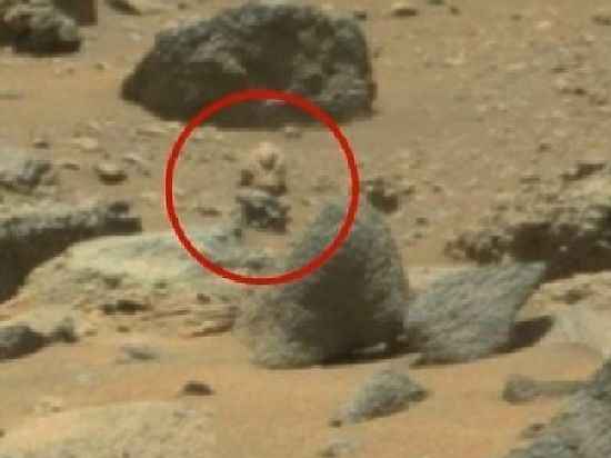 Уфологи нашли на Марсе вооруженного гуманоида (ФОТО)