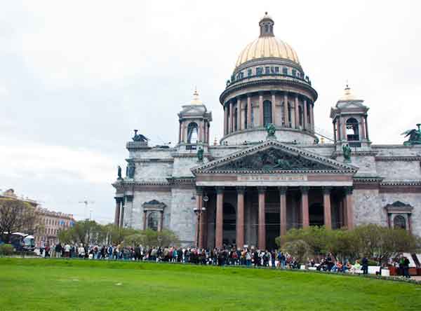 Новый Регион: На народные гуляния в Петербурге собрались в воскресенье почти 200 человек (ФОТО)