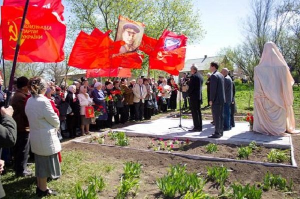 Новый Регион: В Запорожской области коммунисты открыли новій памятник Ленину (ФОТО)