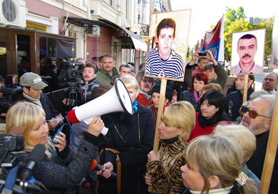 Новый Регион: Родственники моряков Арианы пикетировали Генконсульство Греции в Одессе (ФОТО)