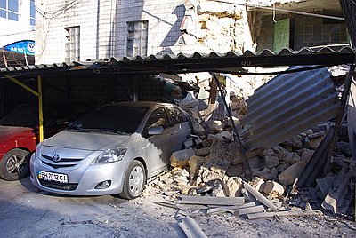 Новый Регион: В Одессе стена завода обрушилась на автостоянку с иномарками (ФОТО)