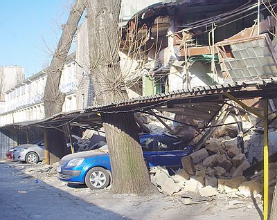 Новый Регион: В Одессе стена завода обрушилась на автостоянку с иномарками (ФОТО)