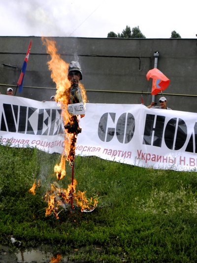 Новый Регион: В Одессе противники Си Бриза сожгли натовского солдата (ФОТО)