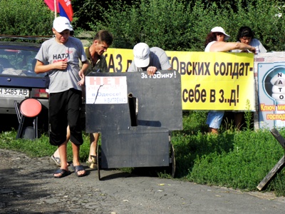 Новый Регион: В Одессе противники Си Бриза сожгли натовского солдата (ФОТО)