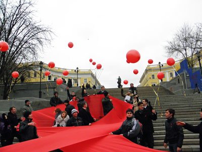 Новый Регион: В Одессе развернули 22-метровую красную ленту в память о погибших от СПИДа (ФОТО)