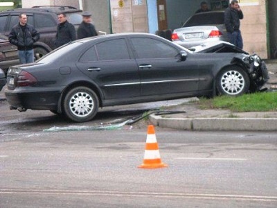 Новый Регион: ДТП в Одессе. Водитель выбил головой лобовое стекло и залетел под припаркованное авто (ФОТО)