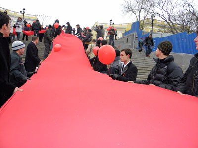 Новый Регион: В Одессе развернули 22-метровую красную ленту в память о погибших от СПИДа (ФОТО)