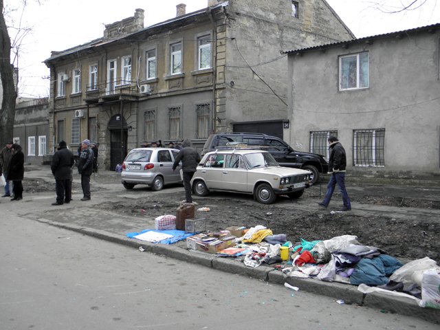 Новый Регион: В Одессе пьяный сотрудник прокуратуры на джипе врезался в стихийный рынок (ФОТО, ВИДЕО)