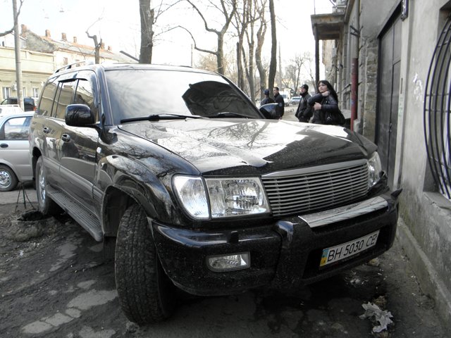 Новый Регион: В Одессе пьяный сотрудник прокуратуры на джипе врезался в стихийный рынок (ФОТО, ВИДЕО)