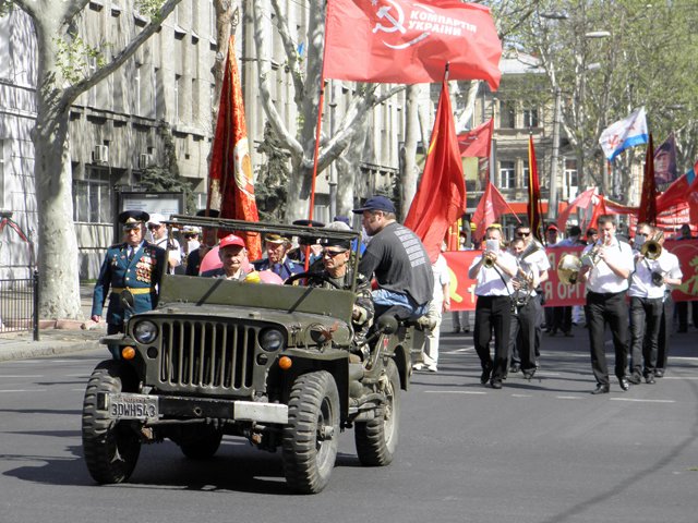 Новый Регион: Одесские левые провели скромный парад в День трудящихся (ФОТО)