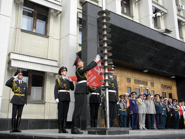 Новый Регион: В Одессе над обладминистрацией подняли Знамя Победы (ФОТО)