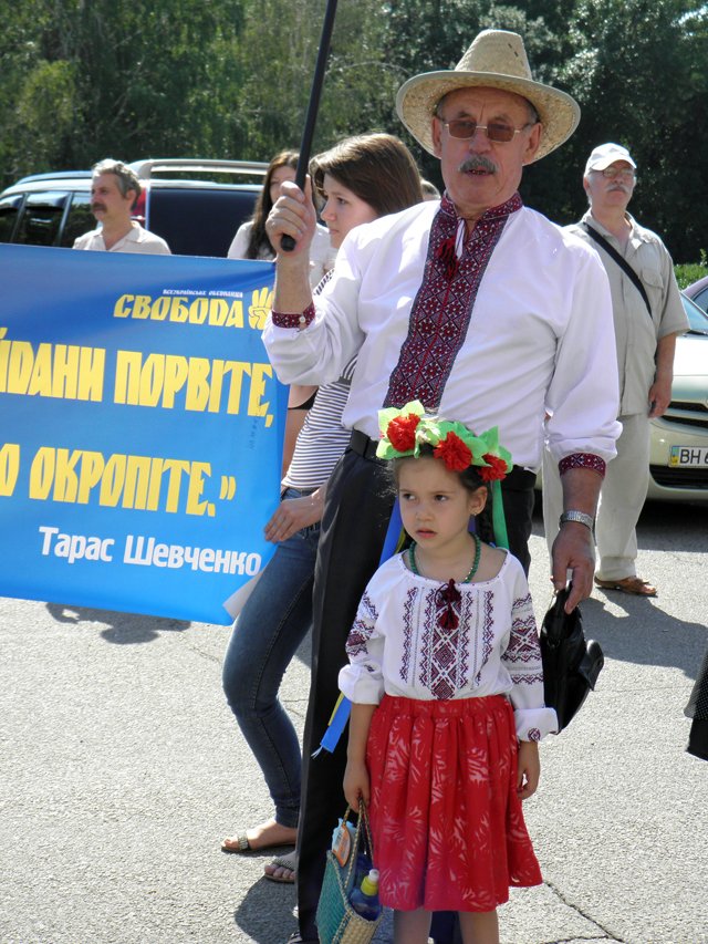 Новый Регион: Националисты из Свободы подарили говяжий язык зампредседателю Одесского облсовета (ВИДЕО, ФОТО)