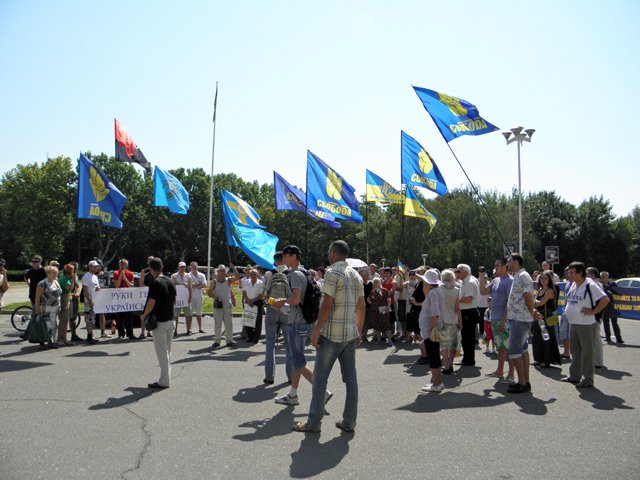 Новый Регион: Националисты из Свободы подарили говяжий язык зампредседателю Одесского облсовета (ВИДЕО, ФОТО)