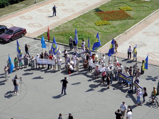 Новый Регион: Националисты из Свободы подарили говяжий язык зампредседателю Одесского облсовета (ВИДЕО, ФОТО)