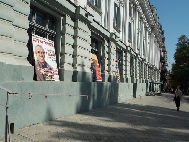 Новый Регион: В Одессе здание театра сыплется на головы прохожих (ФОТО)