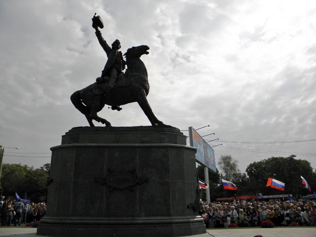 Новый Регион: В Одессе во время открытия памятника Суворову от голода упала лошадь (ВИДЕО, ФОТО)