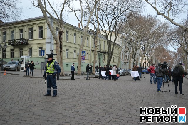 Новый Регион: В Одессе моряки перекрыли центральную улицу из-за долгов по зарплате (ВИДЕО, ФОТО)