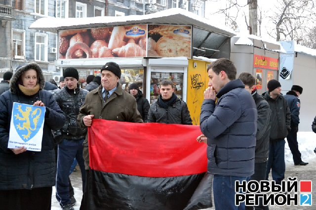 Новый Регион: В Одессе Свобода устроила факельное шоу, а местные антифашисты сожгли флаг ОУН-УПА (ВИДЕО, ФОТО)