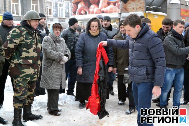 Новый Регион: В Одессе Свобода устроила факельное шоу, а местные антифашисты сожгли флаг ОУН-УПА (ВИДЕО, ФОТО)