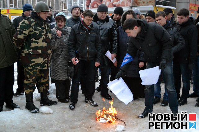 Новый Регион: В Одессе Свобода устроила факельное шоу, а местные антифашисты сожгли флаг ОУН-УПА (ВИДЕО, ФОТО)