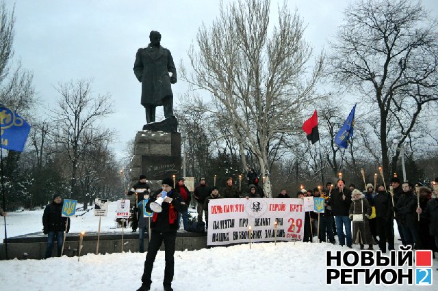 Новый Регион: В Одессе Свобода устроила факельное шоу, а местные антифашисты сожгли флаг ОУН-УПА (ВИДЕО, ФОТО)