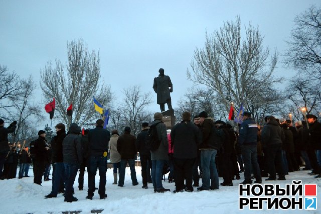 Новый Регион: В Одессе Свобода устроила факельное шоу, а местные антифашисты сожгли флаг ОУН-УПА (ВИДЕО, ФОТО)