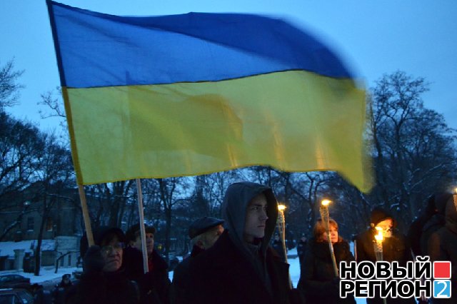 Новый Регион: В Одессе Свобода устроила факельное шоу, а местные антифашисты сожгли флаг ОУН-УПА (ВИДЕО, ФОТО)