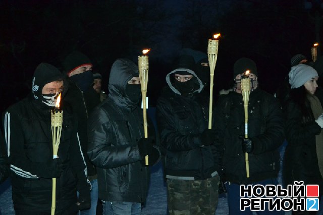 Новый Регион: В Одессе Свобода устроила факельное шоу, а местные антифашисты сожгли флаг ОУН-УПА (ВИДЕО, ФОТО)