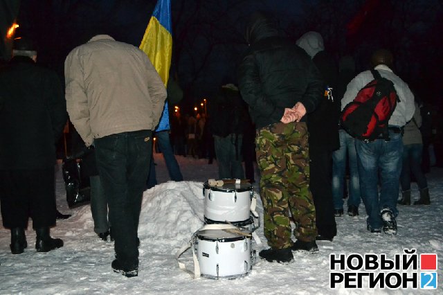 Новый Регион: В Одессе Свобода устроила факельное шоу, а местные антифашисты сожгли флаг ОУН-УПА (ВИДЕО, ФОТО)