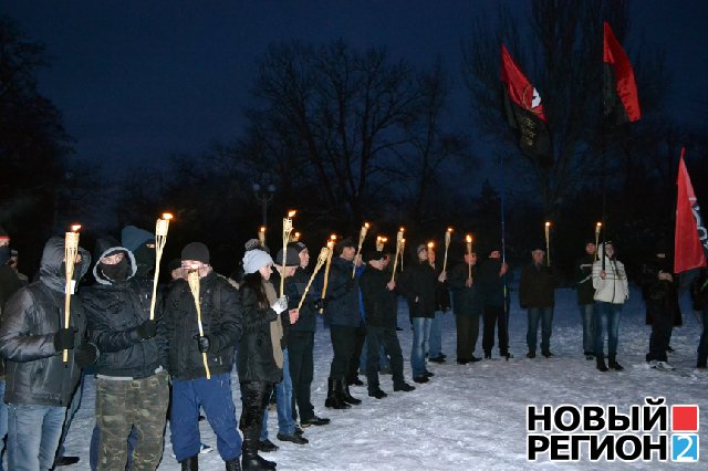 Новый Регион: В Одессе Свобода устроила факельное шоу, а местные антифашисты сожгли флаг ОУН-УПА (ВИДЕО, ФОТО)