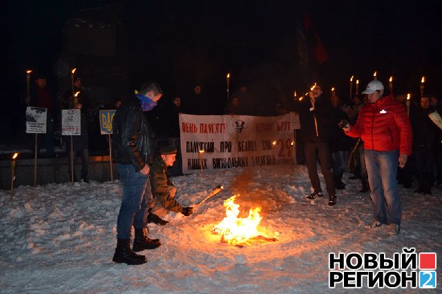 Новый Регион: В Одессе Свобода устроила факельное шоу, а местные антифашисты сожгли флаг ОУН-УПА (ВИДЕО, ФОТО)