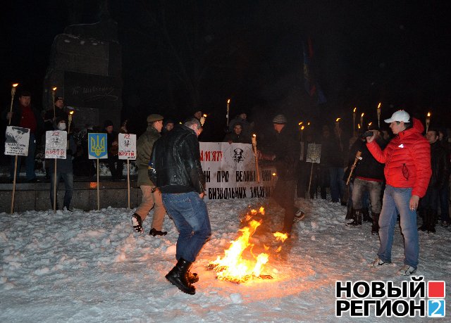 Новый Регион: В Одессе Свобода устроила факельное шоу, а местные антифашисты сожгли флаг ОУН-УПА (ВИДЕО, ФОТО)