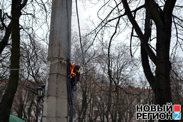 Новый Регион: В Одессе на Соборной площади чуть не сгорели торговые киоски (ФОТО)