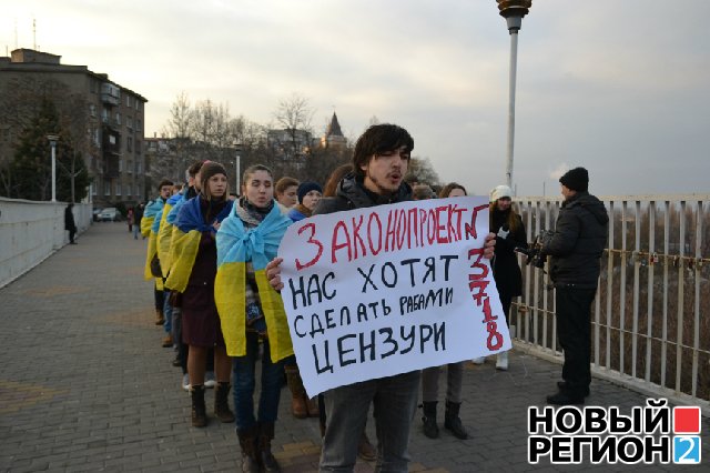 Новый Регион: В Одессе студенты заклеили себе рты, протестуя против экстремистского закона регионала Колесниченко (ВИДЕО, ФОТО)