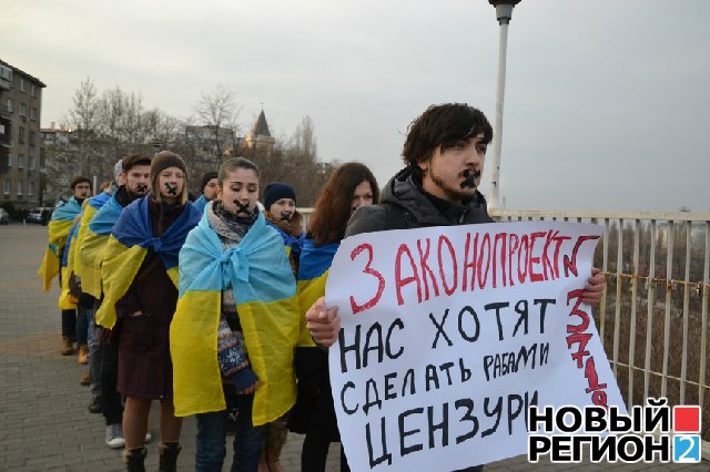 Новый Регион: В Одессе студенты заклеили себе рты, протестуя против экстремистского закона регионала Колесниченко (ВИДЕО, ФОТО)