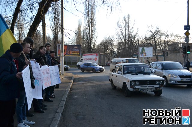 Новый Регион: В Одессе активисты Евромайдана принесли налоговикам последние трусы (ВИДЕО, ФОТО)