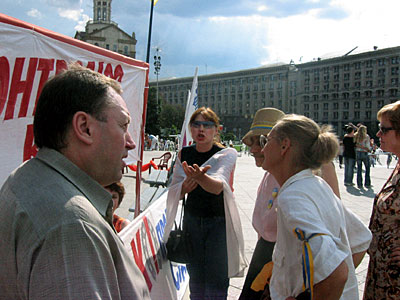 У них же там все наркоманы, все колются, одни преступники. Вы хотите, чтобы они руководили в Киеве?, – убеждает прохожих девушка с символикой Блока Юлии Тимошенко