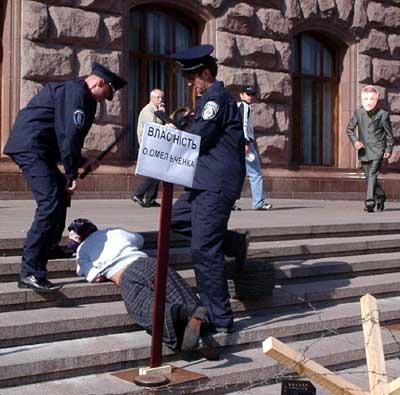 Милиционеры избивают посетительницу мэрии