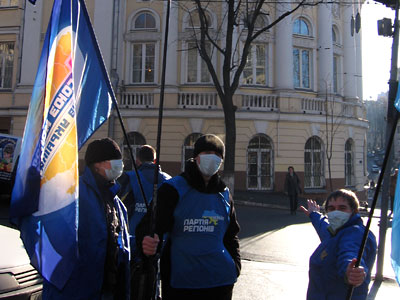 Пикетчики не могут скрыть своей радости от того, что столь значимая акция позволяет им пропустить занятия в школе