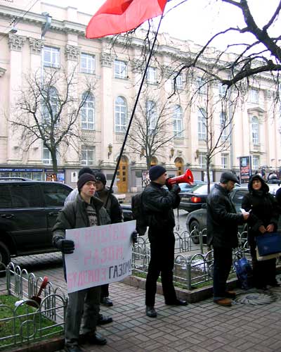 Прохожим вручаются листовки с требованием пикетчиков