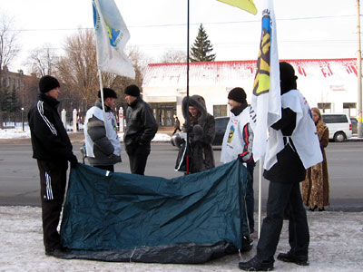 Палатки участникам пикета приходилось держать руками